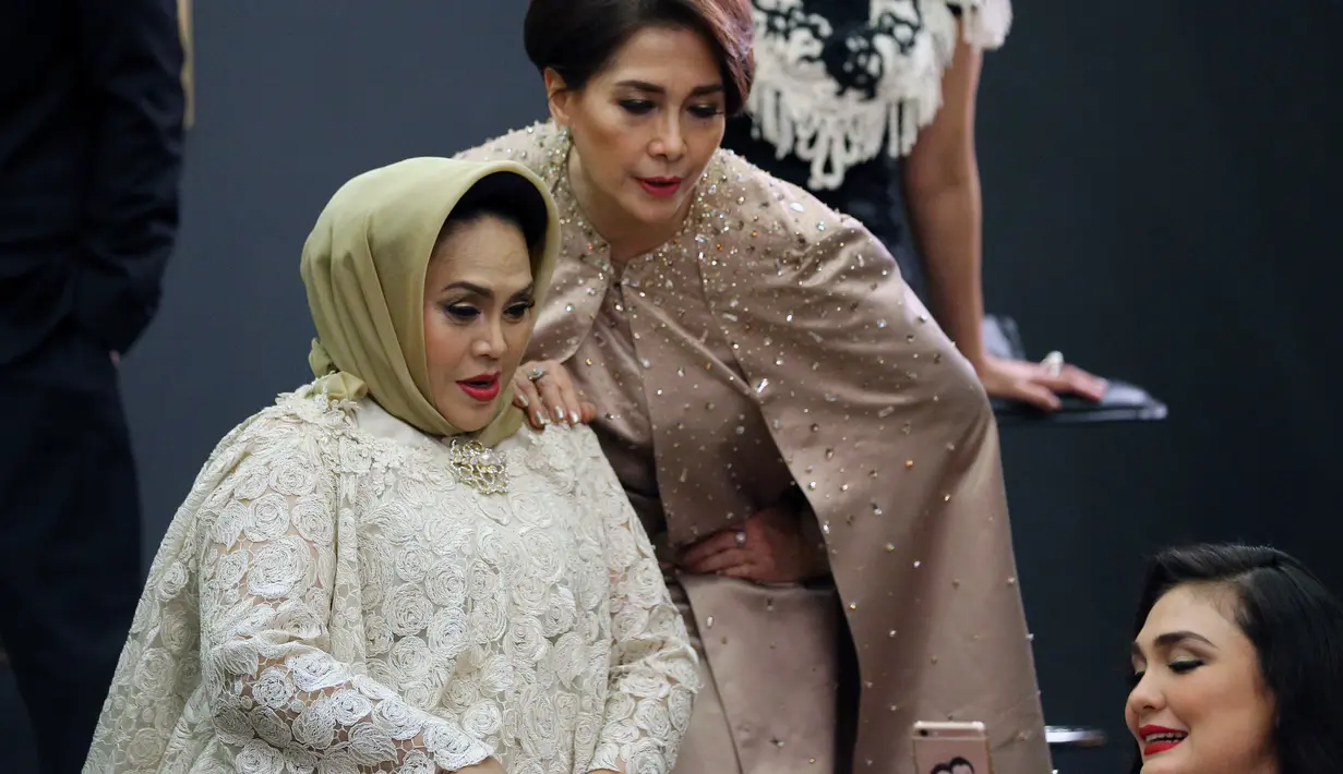 Artis senior Widyawati dan Hetty Koes Endang bergaya sebelum di foto Luna Maya. (Galih W. Satria/Bintang.com)