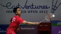 Aksi tunggal putra Indonesia, Anthony Sinisuka Ginting, saat menghadapi Tommy Sugiarto pada 32 besar Indonesia Open 2022, di Istora Senayan, Jakarta, Selasa (14/6/2022). (Bola.com/Bagaskara Lazuardi)
