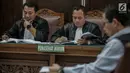 Tim kuasa hukum terdakwa kasus dugaan penghilangan barang bukti pengaturan skor, Joko Driyono membacakan pledoi atau pembelaannya di  PN Jakarta Selatan, Kamis (4/7/2019). Sidang tersebut beragendakan mendengar pembacaan nota pembelaan (pledoi) terdakwa. (Liputan6.com/Faizal Fanani)