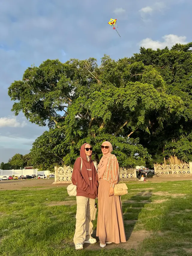7 Potret Shireen Sungkar dan Zaskia Adya Mecaa Seru Main di Alun-Alun Jogja