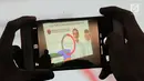 Seorang anggota PDIP mengabadikan gambar perolehan suara Pilpres 2019 di kantor DPP PDIP, Jakarta Pusat, Senin (22/4). PDI Perjuangan juga unggul dari Partai Nasdem 9,48%, PKS 8,34%, PKB 8,17%, Partai Demokrat 7,67%, PAN 6,95% dan PPP meraih 4,13% suara. (Liputan6.com/Faizal Fanani)