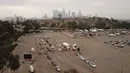 Antrean kendaraan terlihat dari pandangan udara di lokasi pengujian COVID-19 drive-thru di Stadion Dodger di Los Angeles, California, Rabu (18/11/2020). Pejabat kesehatan Los Angeles County memperingatkan adanya peningkatan tajam dalam jumlah kasus COVID-19 dan rawat inap. (Robyn Beck/AFP)