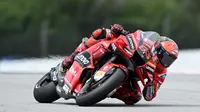 Pembalap Ducati Lenovo Team, Francesco Bagnaia, terjatuh pada di Kualifikasi MotoGP Malaysia 2022 sehingga harus mengawali balapan di posisi kesembilan. (AFP/Mohd Rasfan)