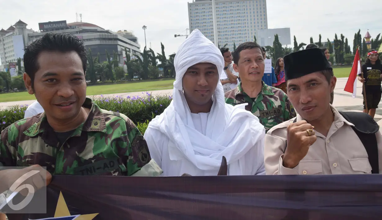 Sejumlah peserta yang memperingati Hari Pahlawan mengenakan baju pejuang dan menyerupai tokoh pahlawan di Lapangan Simpanglima, Semarang, Kamis (10/11). Aksi dalam bentuk pawai ini bertujuan mengenang para pahlawan yang telah gugur. (Liputan6.com/Gholib) 