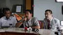 Dirut Lion Air, Edward Sirait didampingi Head of Corp Scretary Lion Group Capt. Dwiyanto Ambar Hidayat (kiri) dan Corporate Lawyer Haris Arthur (kanan) saat menggelar konferensi pers, Jakarta, Senin (23/2/2015).(Liputan6.com/Faizal Fanani)