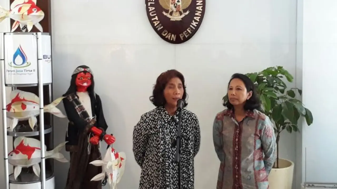  Menteri Kelautan dan Perikanan RI Susi Pudjiastuti dan Menteri BUMN Rini Soemarno sepakat memperkuat kerjasama dalam mempercepat pembangunan di sektor kelautan dan perikanan RI. (Ilyas/Liputan6.com)