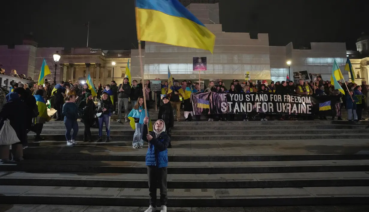 Orang-orang menghadiri sebuah acara di Trafalgar Square yang diselenggarakan oleh Kedutaan Besar Ukraina dan AS, menjelang peringatan satu tahun invasi ke Ukraina, di London, Kamis, 23 Februari 2023. (AP Photo/Kin Cheung)