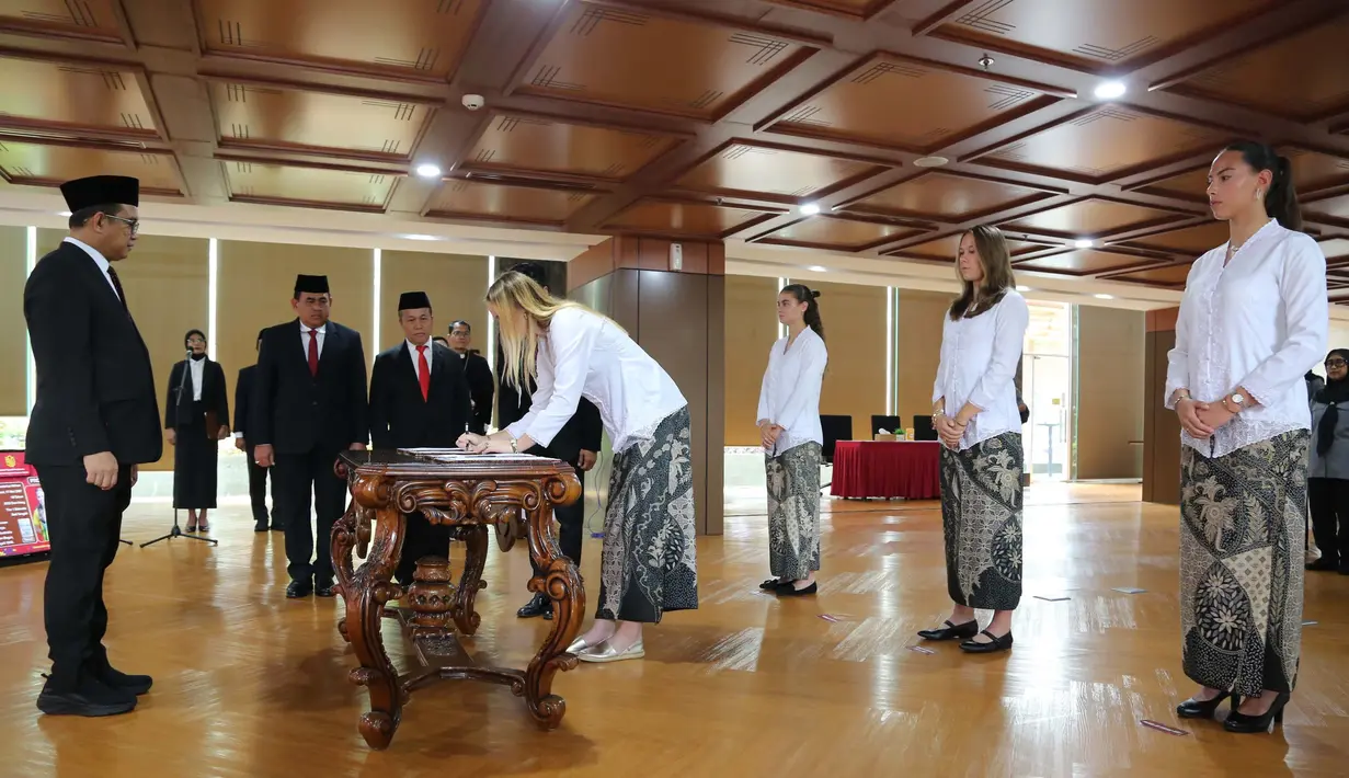 Keempat pesepak bola putri naturalisasi asal Belanda dinyatakan sah menjadi Warga Negara Indonesia (WNI) usai pengambilan sumpah dan janji setia pewarganegaraan Republik Indonesia di Kantor Kementerian Hukum, Jakarta, Selasa (10/6/2025). (Foto: Dokumentasi Kementerian Hukum)