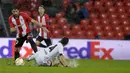 Raul Garcia (kiri) mencetak gol tunggal kemenangan bagi lAthletic Bilbao saat melawan Valencia ada leg pertama 16 besar liga Europa di San Mames, Jumat (11/3/2016) dini hari WIB. (REUTERS/Vincent West)