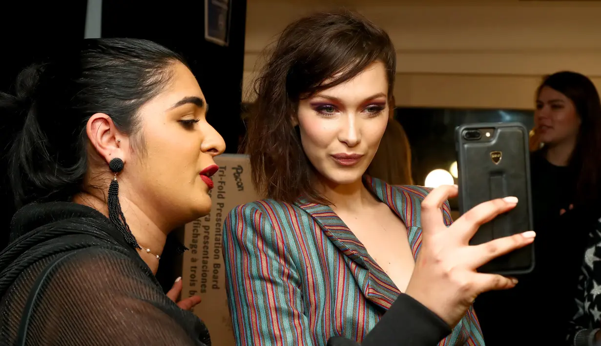 Model Bella Hadid berfoto bersama di belakang panggung jelang tampil dalam peragaan busana Anna Sui di New York Fashion Week, New York (12/2). (Astrid Stawiarz/Getty Images/AFP)