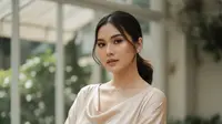 8 Model Atasan Wanita yang Cocok untuk Bahu Lebar agar Terlihat Seimbang
