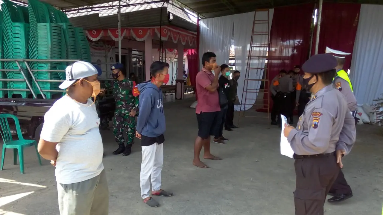 Puluhan orang terjaring razia masker di Purbalingga, Jawa Tengah, Rabu (26/8/2020). (Foto: Liputan6.com/Rudal Afgani)
