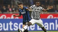 Gelandang Juventus Paul Pogba berduel dengan Jovetic (Reuters)