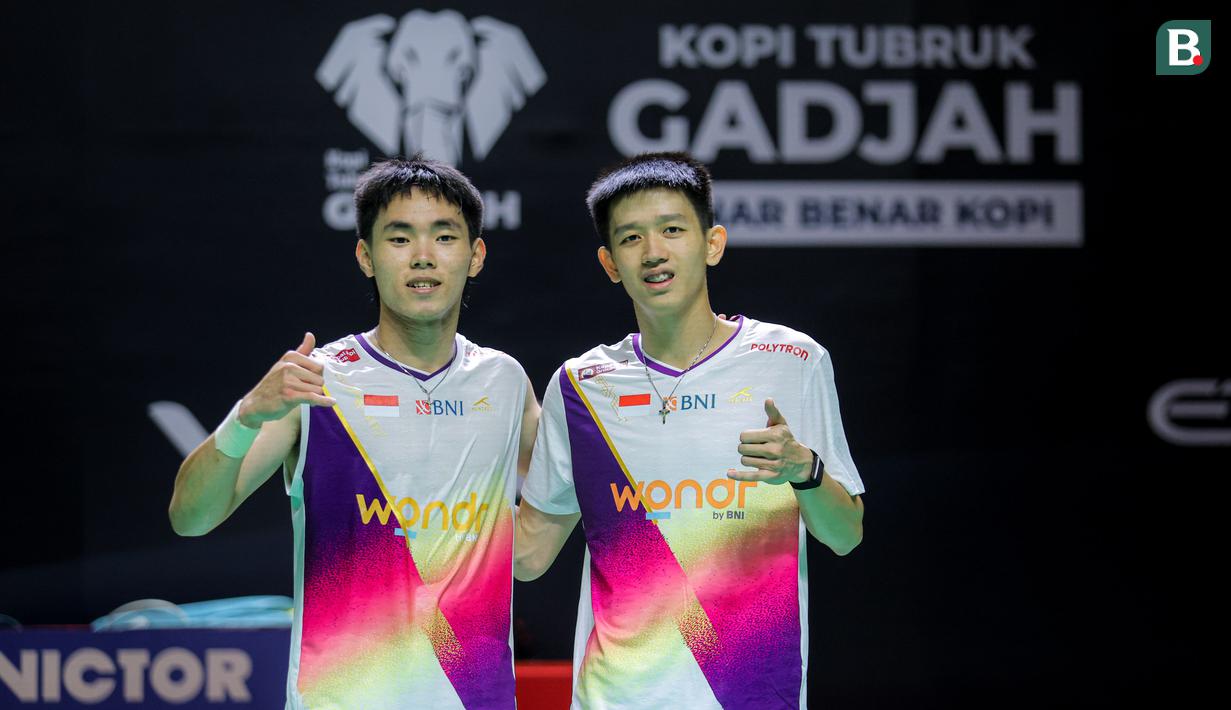 Pebulu tangkis ganda putra Indonesia, Raymond Indra (kiri) dan Nikolaus Joaquin berfoto bersama setelah menang atas pasangan Prancis, Eloi Adam/Leo Rossi dalam laga babak 32 besar Indonesia Masters 2026 di Istora, Senayan, Jakarta, Selasa (20/01/2026). (Bola.com/Bagaskara Lazuardi)