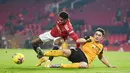 Penyerang Manchester United, Marcus Rashford, berebut bola dengan pemain Wolverhampton Wanderers, Max Kilman, pada laga Liga Inggris di Stadion Old Trafford, Selasa (29/12/2020). Gol semata wayang Rashford menjadi penentu kemenangan Setan Merah atas Wolves. (Michael Regan, Pool via AP)