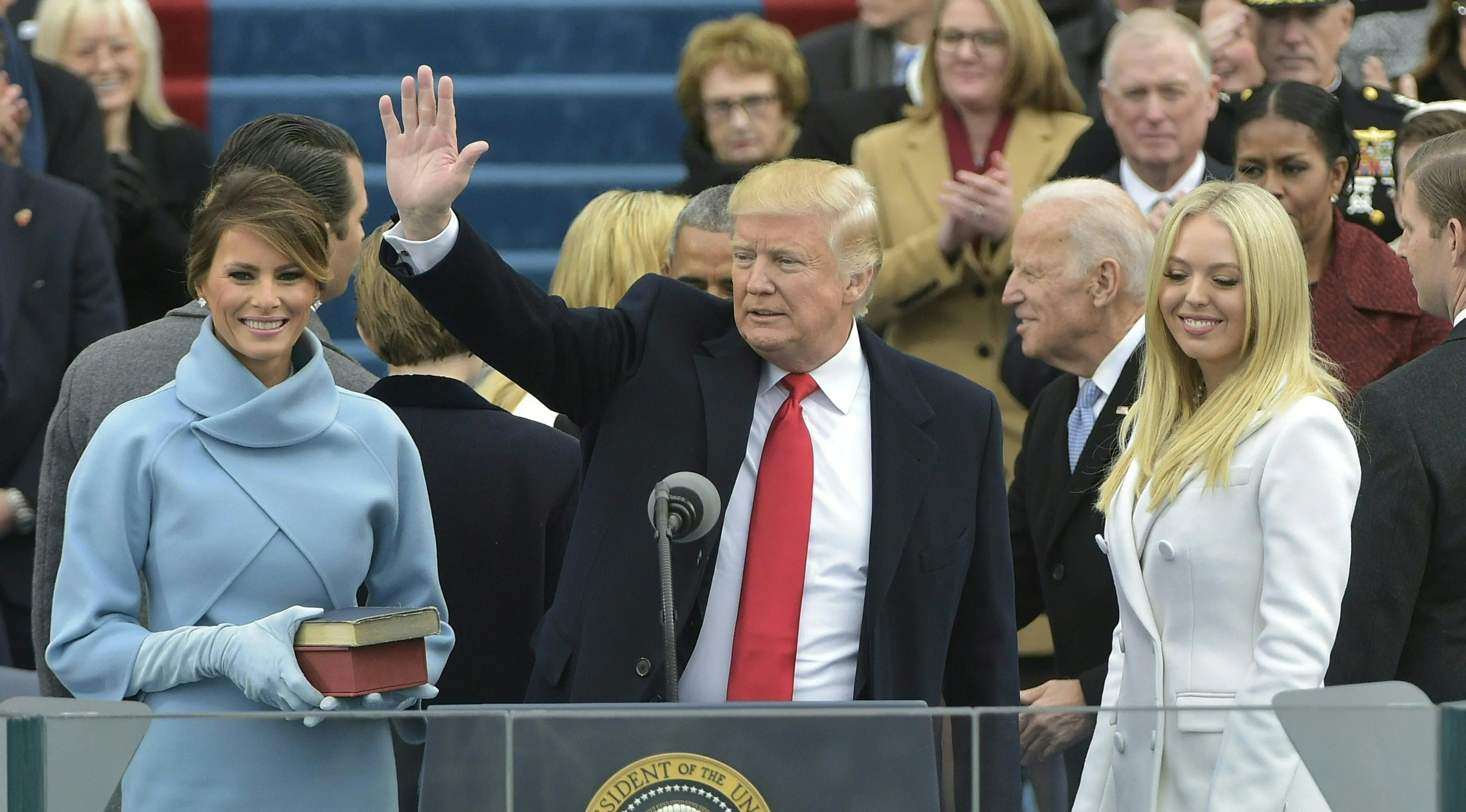 Presiden AS ke-45, Donald Trump menyampaikan pidato pertamanya usai dilantik menjadi presiden di Capitol Hill, Washington DC, AS, Jumat (20/1). Dikabarkan, Trump sendiri yang menulis dan menyusun pidato pelantikannya. (AFP Photo)