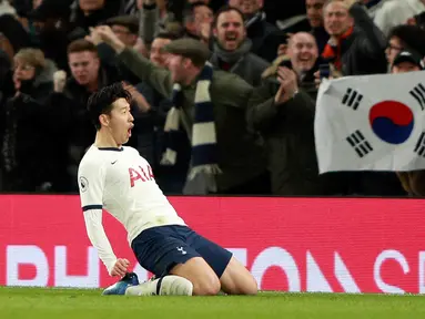 Pemain Tottenham Hotspur Son Heung-min melakukan selebrasi usai mencetak gol ke gawang Manchester City pada pertandingan Liga Inggris di  Stadion Tottenham Hotspur, London, Inggris, Minggu (2/2/2020). Tottenham Hotspur mengalahkan Manchester City 2-0. (AP Photo/Ian Walton)