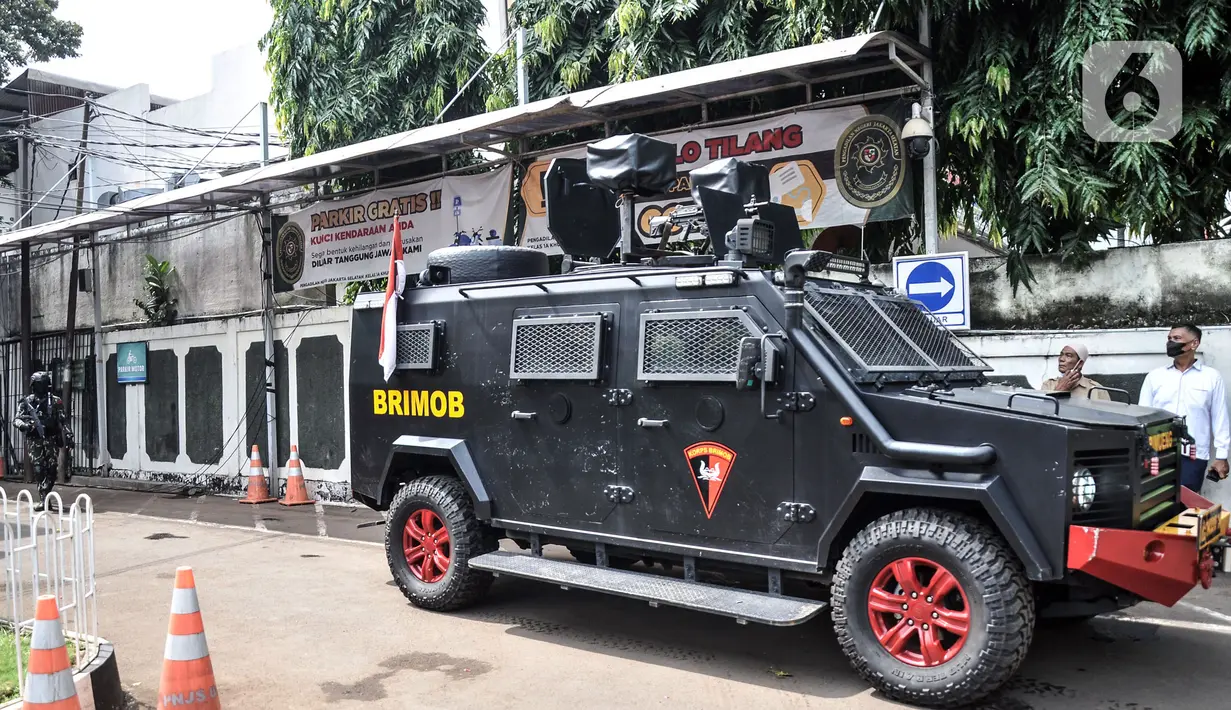 Kendaraan lapis baja berjaga saat sidang perdana Ferdy Sambo di Pengadilan Negeri Jakarta Selatan, Senin (17/10/2022). Kepolisian menurunkan personel Brimob untuk menjaga keamanan jalannya sidang perdana Ferdy Sambo terkait kasus pembunuhan Brigadir J.(Merdeka.com/Iqbal S. Nugroho)