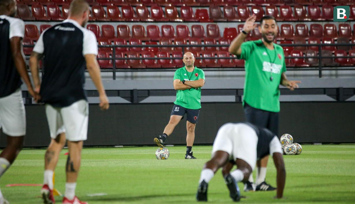 Pelatih PSM Makassar, Bernardo Tavares (tengah), memantau pemainnya saat menjalani sesi latihan di Stadion Kapten I Wayan Dipta, Senin (5/6/2023). (Bola.com/Alit Binawan)