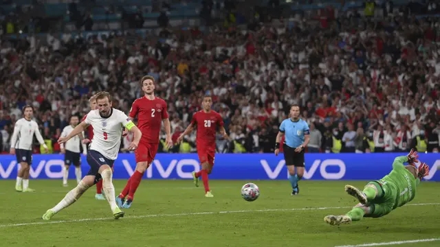 Foto Piala Eropa: Singa Berhasil Menjinakan Dinamit, Inggris Hadapi Italia di Final Euro 2020