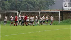 Pemain Persija Jakarta menggelar sesi latihan setelah masa jeda kompetisi di Nirwana Park, Sawangan, Jawa Barat, Rabu (4/1/2023). Pertandingan terdekat yang akan dihadapi Macan Kemayoran adalah melawan Persib Bandung pada laga tunda putaran pertama BRI Liga 1. (Bola.com/M Iqbal Ichsan)