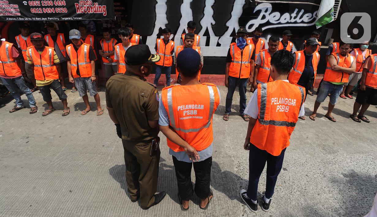 Puluhan pelanggar PSBB dikumpulkan saat razia masker di Pasar Reni, Pamulang, Tangerang Selatan, Banten, Selasa (1/9/2020). Razia terhadap pedagang dan pengunjung pasar ini juga dilakukan rapid test guna mencegah penularan COVID-19. (merdeka.com/Arie Basuki)