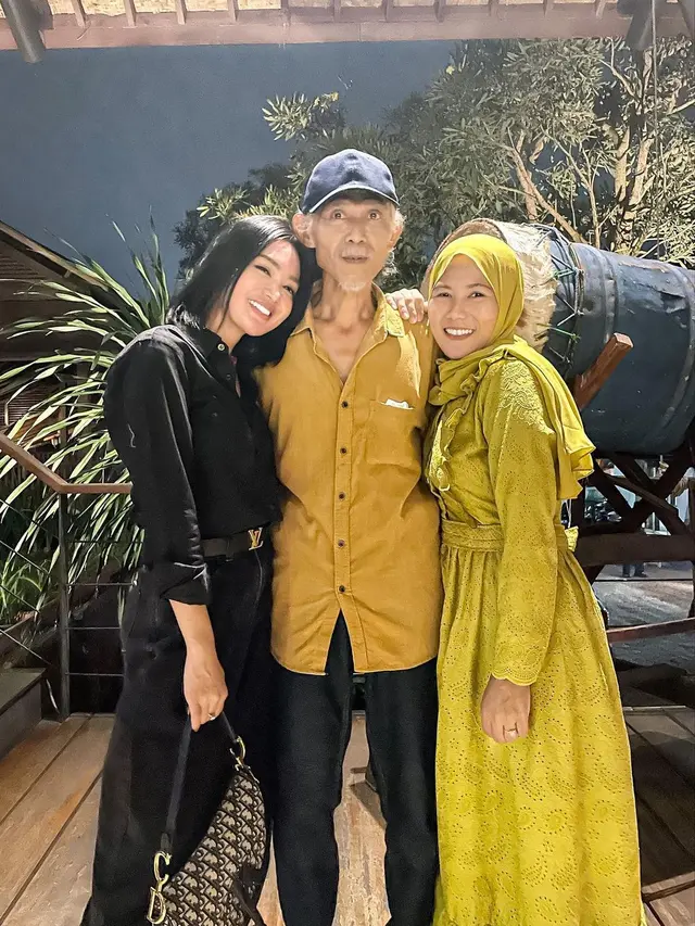 Wika Salim Bareng Ayah dan Ibu