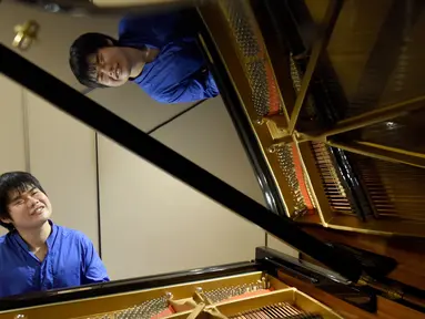 Seorang pianis tuna netra asal Jepang Nobuyuki Tsujii bermain piano di sebuah studio di Tokyo (28/9). Nobuyuki Tsujii dijuluki bocah ajaib dengan kemampuan bermusiknya yang mendapatkan banyak penghargaan. (AFP Photo/Toru Yamanaka)