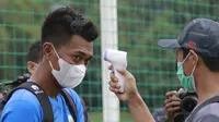 Pemain Timnas Indonesia dicek suhu tubuh sebelum sesi latihan di Lapangan D Senayan, Jakarta, Rabu, (10/2/2021). Latihan tersebut untuk persiapan SEA Games 2021 di Vietnam. (Bola.com/M Iqbal Ichsan)