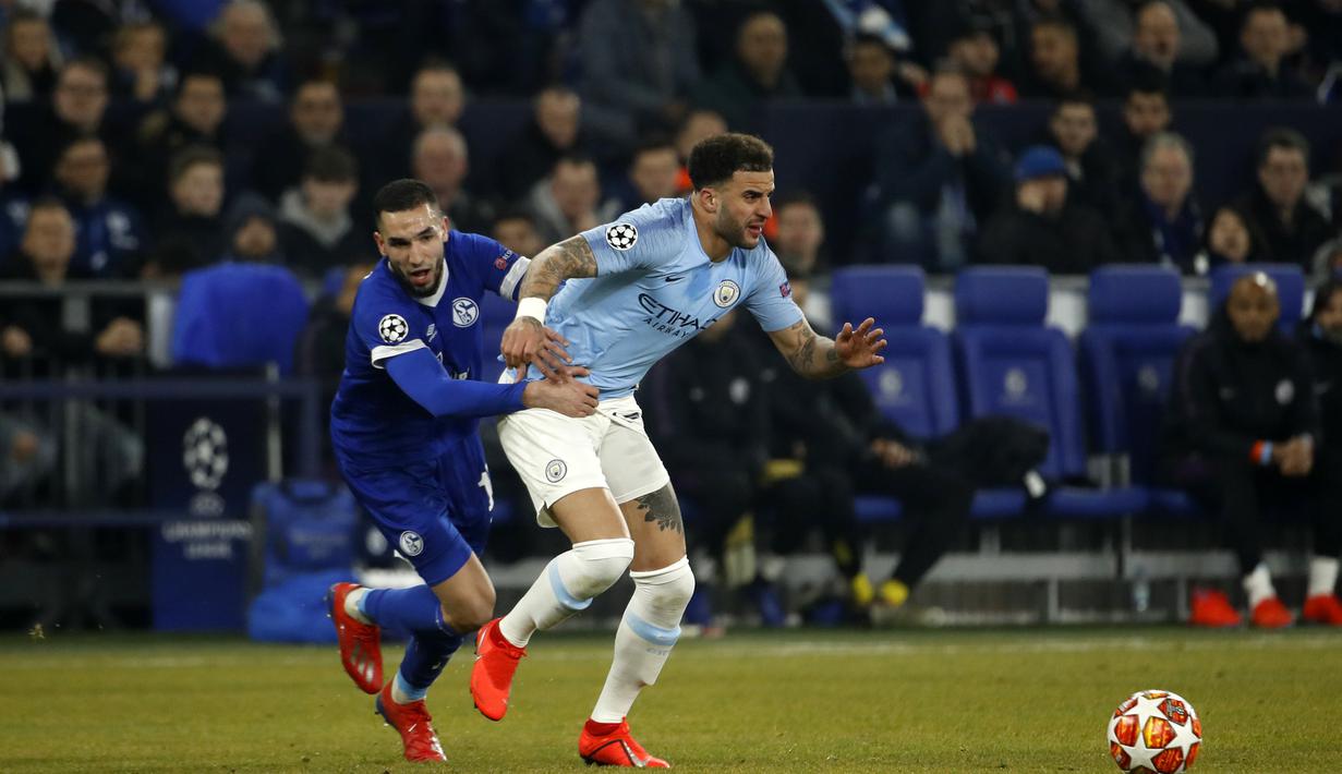 Tendangan penalti dari Nabil Benteleb pada leg 1, 16 besar Liga Champions 2018/19 yang berlangsung di stadion Veltins-Arena, Gelsenkirchen, Kamis (21/2). Man City menang 3-2 atas Schalke. (AFP/Odd Andersen)