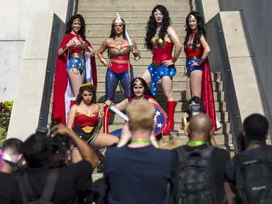 Sekelompok wanita berkostum Wonder Woman saat berpose untuk fotografer pada hari kedua New York Comic Con di Manhattan, New York, Jumat (9/10/2015). (REUTERS/Andrew Kelly)