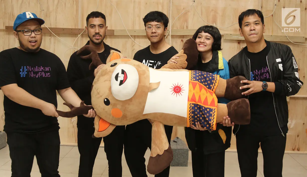Band NEV+ berpose usai peluncuran album Asian Games 2018 di Stadion Akuatik, Jakarta, Jumat (13/7). Album Asian Games 2018 terdiri dari 13 judul lagu. (Liputan6.com/Herman Zakharia)