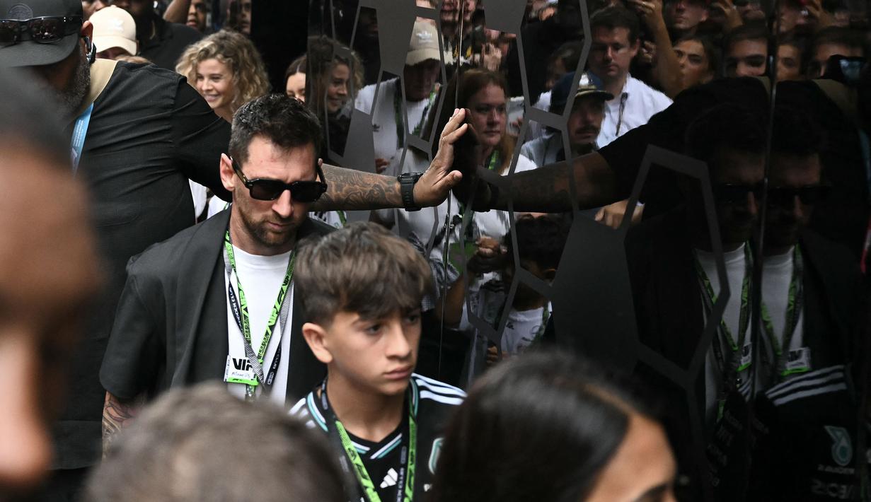 Pesepak bola Argentina, Lionel Messi mencuri perhatian saat Formula 1 GP Miami 2026 pada Minggu (03/05/2026). (AFP/Chandan Khanna)