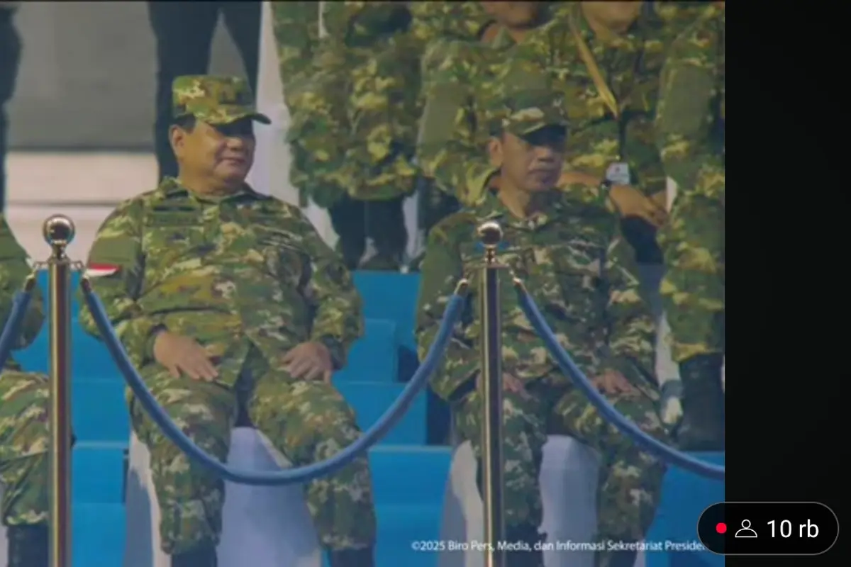 Presiden keenam RI Susilo Bambang Yudhoyono (SBY) dan Presiden ketujuh RI Joko Widodo menghadiri Upacara Parade Senja dan Penurunan Sang Merah Putih di Lapangan Pancasila, Akmil, Magelang, Jawa Tengah, Kamis (27/2/2025).