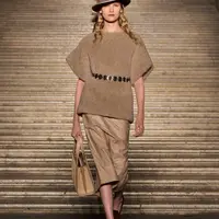 Bayangkan kostum dari film-film ikonik seperti La Dolce Vita, Roman Holiday, Napoli Milionaria, atau Riso Amaro. Gaya yang sangat mudah itu ada di mana-mana di sinema Italia sepanjang tahun 50-an dan 60-an, dan direktur kreatif Max Mara, Ian Griffiths, berupaya untuk menangkap kesembronoan yang sama untuk resor 2026.  (Foto: MaxMara)