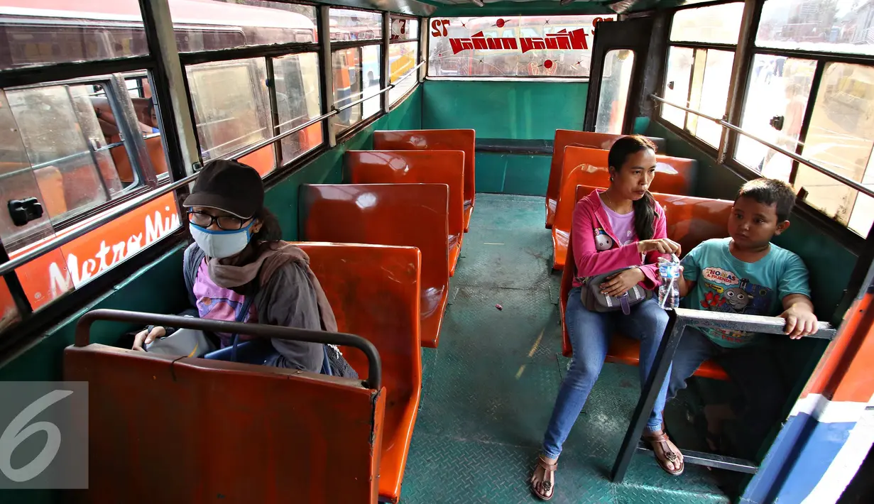 Penumpang saat berada didalam angkutan umum di Terminal Blok M, Jakarta Selatan, Kamis (15/10/2015). Dishub Transportasi DKI Jakarta menyatakan bahwa kendaraan umum di ibu kota yang layak jalan hanya sekitar 13 persen. (Liputan6.com/Immanuel Antonius)