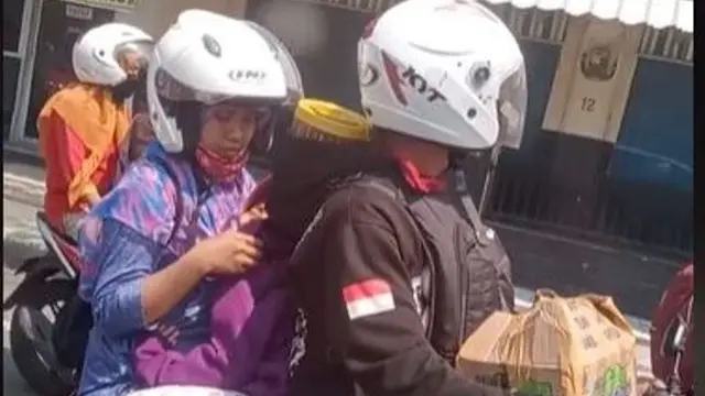 Keluarga Mudik Naik Motor, Cara Bawa Stoples Makanan Jadi Sorotan