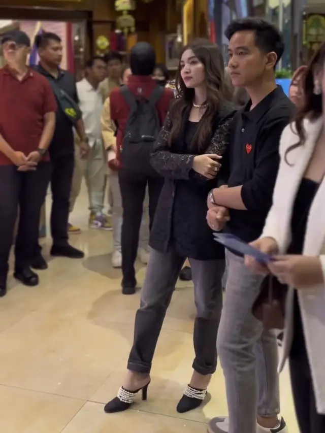 Gaya Gibran Rakabuming Serba Branded dan Selvi Ananda saat Pesta Ulang Tahun Jan Ethes. [@rizzga]