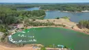 Pemandangan udara memperlihatkan danau Salto Grande yang diselimuti lendir hijau karena sianobakteri, di Sungai Uruguay, dekat Concordia, Entre Rios, Argentina pada 13 Februari 2025. (JUAN MABROMATA/AFP)