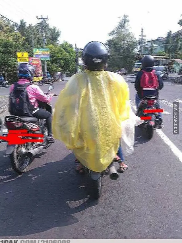 10 Momen Pengendara Pakai Jas Hujan Plastik saat Hujan Ini Kocak