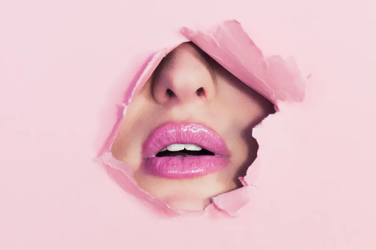Trends: Lip Glossy untuk Tampilan Bibir Sebening Kaca