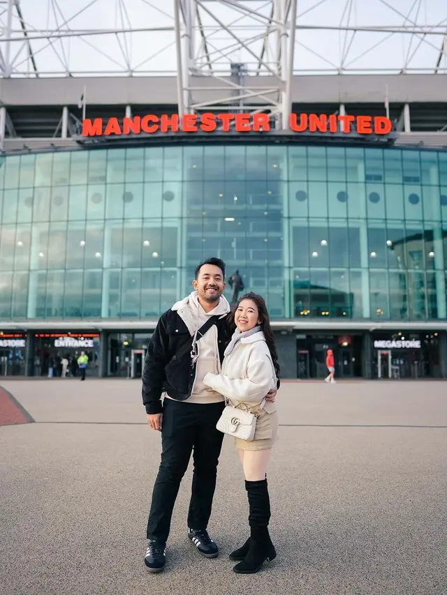 10 Potret Kiky Saputri Liburan di Inggris, Kunjungi Stadion Old Trafford