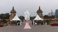 Karpet merah digelar untuk mempersiapkan acara Renungan suci di Taman Makam Pahlawan Kalibata. (Liputan6.com/Nanda Perdana Putra)
