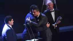 Bintang Real Madrid, Cristiano Ronaldo,memeluk Ronaldo saat menerima trofi pemain terbaik FIFA 2017 di London, Senin (23/10/2017) Ronaldo berhasil mengalahkan Lionel Messi dan Neymar yang juga menjadi nominasi. (AFP/Ben Stansall)
