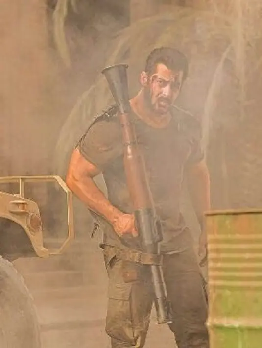 Salman Khan sempat mengintip keluar dari balkon rumah, dan ia pun menyapa para penggemarnya dengan melambaikan tangan. (Foto: instagram.com/beingsalmankhan)