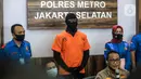 Aktor berinisial DS atau Dwi Sasono saat dirilis terkait kasus kepemilikan narkoba di Polres Metro Jakarta Selatan, Senin (1/6/2020). DS ditangkap pada 26 Mei lalu di rumahnya di kawasan Pondok Labu Jakarta Selatan.  (Liputan6.com/Faizal Fanani)