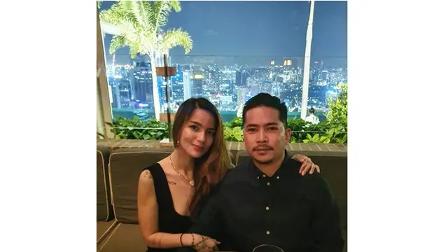 6 Potret Lawas Sheila Marcia Dilamar Dimas Akira di Singapura, Kejutan Romantis