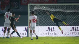 Kiper PSM Makassar, M. Reza Arya Pratama berusaha menghalau bola hasil tendangan pemain Dewa United FC, Majed Osman Sobhi (kedua dari kiri) saat laga pekan ke-10 BRI Liga 1 2022/2023 antara Dewa United FC melawan PSM Makassar di Stadion Indomilk Arena, Tangerang, Kamis (15/9/2022). (Bola.com/Bagaskara Lazuardi)