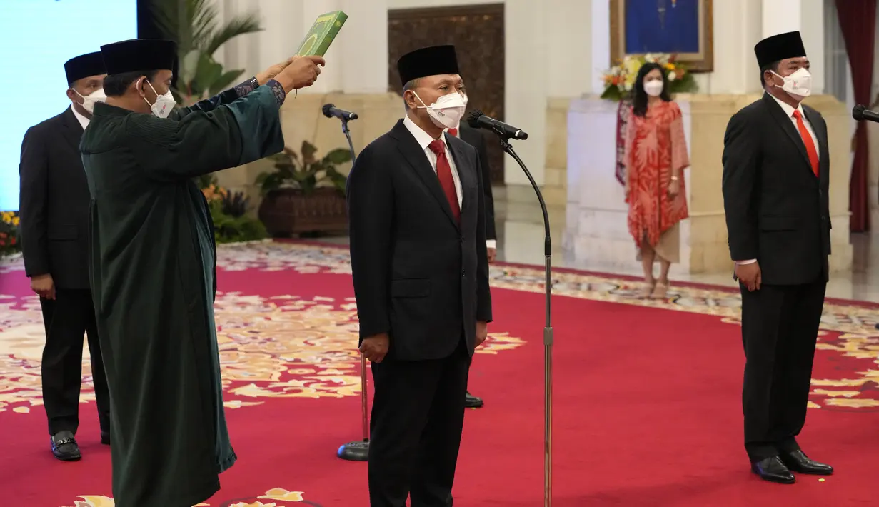 Menteri Perdagangan, Zulkifli Hasan dan Menteri Agraria dan Tata Ruang/Kepala Badan Pertanahan Nasional Hadi Tjahjanto saat disumpah pada upacara pelantikan Kabinet Indonesia Maju di Istana Negara, Jakarta, Rabu (15/6/2022). (AP Photo/Achmad Ibrahim)
