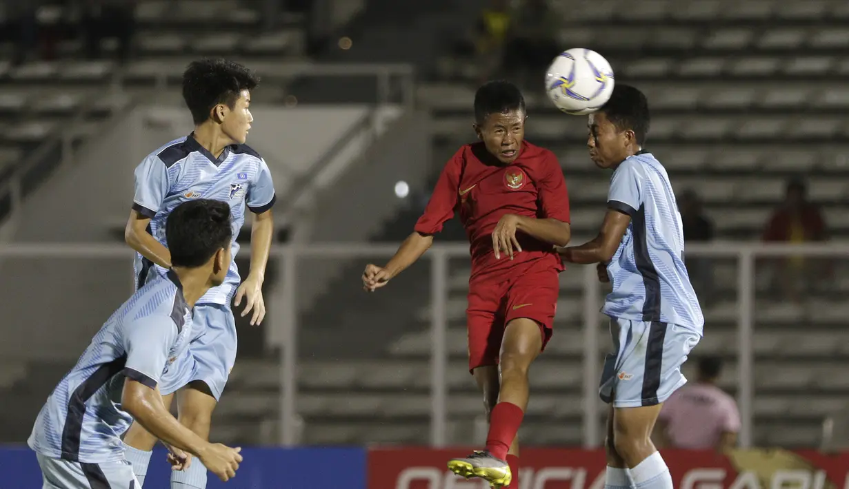 Striker Timnas Indonesia U-16, Ruy Arianto, berebut bola atas dengan pemain Kepulauan Mariana Utara pada laga babak Kualifikasi Piala AFC U-16 2020 di Stadion Madya, Jakarta, Rabu (18/9). Indonesia menang 15-1. (Bola.com/Yoppy Renato)